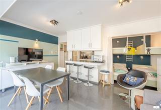 INSTAPKLARE STUDIO MET ZEEZICHTDe moderne open keuken is voorzien van kwalitatieve apparatuur en werkbladen met veel opslagruimte. De slaapkamer is intelligent ingedeeld met ingebouwde kasten voor optimale ruimtebenutting. Het appartement heeft een eigentijds designconcept met frisse kleuraccentuaties en geelgroene tinten.De woning biedt een heldere en lichte atmosfeer dankzij ruime raamoppervlakken. De inrichting is volledig uitgewerkt met een diner- en zithoek in het gemeenschappelijke gebied. De moderne badkamer voorziet in alle nodige comfort. Elk hoekje is doordacht ingericht om ten volste van de studio te kunnen genieten.Dit appartement heeft uitzicht op het strand en is direct verbonden met de gezellige boulevard van Middelkerke. Het ligt in een goed onderhouden residentiële complex met directe toegang tot het zand. De ligging is perfect voor strandliefhebbers die willen genieten van het kustleven. Als extra troef heeft de studio zowel een kelderberging als een berging op het verdiep.Dit is een uitstekend investering voor vakantieverhuur of een pied-à-terre aan zee. De compacte maar efficiënte indeling maakt het geschikt voor koppels of kleine gezinnen die een comfortabele strandwoning zoeken.