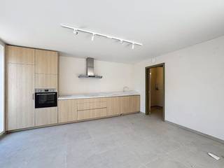 This new-build apartment in Snaaskerke offers all modern comfort and an exceptional sense of space. This apartment has a bright open living space, two full bedrooms and a private garden. There is also the possibility to rent a garage near the apartment.Layout:- bright living room with access to the garden- open kitchen- entrance hall- 2 bedrooms- bathroom- storage- separate toiletSyndic fees: 75 euro/monthGarage costs: 60 euro/monthAdvantages:- new construction & energy efficient- garden- garage to rentAre you interested in this property for rent in Ostend? Go to the website www.dewaele.com, click on the property you want to rent. Via the red button “request your visit”, we ask you to fill out a profile briefly. After that, we will contact you for a visit. Appointments cannot be made by phone.