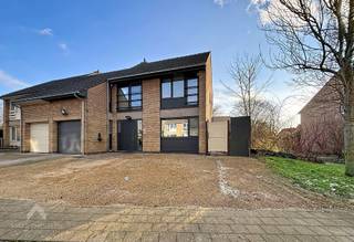 Deze rustig gelegen halfopen woning combineert ruimte, comfort en energiezuinig wonen en is volledig instapklaar. Bij het betreden van de woning...