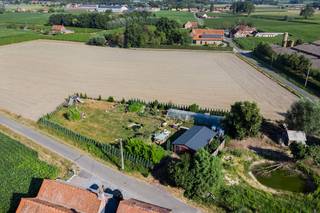 Op zoek naar een plek om volledig tot rust te komen? Dit perceel van ca. 1.500 m² met een aanwezig landbouwgebouw biedt tal van mogelijkheden voor wie houdt van natuur, tuinieren of een recreatieve invulling.<br /><br />Het perceel is ideaal voor de hobbytuinier, liefhebber van een moestuin, boomgaard of als groene ontspanningsplek waar u in alle rust kunt genieten van het buitenleven. Het aanwezige landbouwgebouw beschikt over elektriciteit, een toilet, boorputwater met een opslagcapaciteit van 9.000 liter en een recent vernieuwd en geïsoleerd dak. Bovendien biedt het gebouw ruime en praktische bergruimte voor materiaal, machines en gereedschap.<br /><br />Belangrijk: het perceel is niet bestemd voor wonen. Het oprichten van een woning of permanente bewoning is dan ook niet mogelijk.<br /><br />Bent u op zoek naar een unieke groene plek om uw hobby's uit te oefenen of gewoon te ontsnappen aan de dagelijkse drukte? Neem dan gerust contact met ons op voor meer informatie of een bezoek ter plaatse.<br /><br />Bestuursmaatregelen in het maatregelenregister: nee