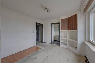 <p><span>Ligging:</span></p><p><span>Deze studio met aparte slaaphoek is gelegen te </span><span>Drink</span><span> in </span><span>Borgerhout.</span><span> </span><span>De </span><span>ligging is super centraal </span><span>met supermarkten, restaurants, openbaar vervoer op wandelafstand. </span></p><p><span> </span></p><p><span>Indeling:</span></p><p><span>Op de vijfde verdieping van dit gebouw vinden we aan de achterzijde deze studio met slaaphoek te huur. We betreden de studio via de inkomhal dewelke toegang geeft tot de overige ruimtes. De leefruimte beschikt over een aparte slaaphoek met ingemaakte kasten. De keuken is uitgerust met een oven, kookvuur en lavabo. De badkamer beschikt over een douche en lavabo. Tot slot is er een privatief toilet.<br /><br /></span></p><p><span>Algemeen gebouw:</span></p><p><span>- gemeenschappelijke kosten: provisie 75 euro per maand (inclusief verwarming en water)<br />- elektriciteit op eigen meter</span></p><p><span> </span></p><p><span>Ben jij geïnteresseerd in deze studio te huur in centrum Antwerpen, ben je op zoek naar ander vastgoed of wens je de waarde van jouw eigendom te kennen? Dan ben je bij BOLT Immo aan het juiste adres! Wij helpen jou graag verder.</span></p><p><span> </span></p>