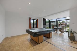 TE KOOP MET PRE-VIEW: enkel op afspraak.<br /><br /><strong>Grotendeels gerenoveerde woning met veel ruimte en mogelijkheden</strong><br /><br />Deze ruime woning combineert reeds gerenoveerde delen met casco-ruimtes die u volledig naar eigen smaak kan afwerken. Dankzij de ligging met vlotte bereikbaarheid, de grote tuin en de multifunctionele indeling biedt dit eigendom bijzonder veel potentieel.<br /><br /><strong>INDELING</strong><br /><br /><span>Gelijkvloers</span><br />• Inkomhal met gastentoilet<br />• Polyvalente ruimte (ideaal als tv-kamer, bureau of extra slaapkamer)<br />• Aparte keuken<br />• Lichtrijke leefruimte met zicht op de tuin (af te werken, zijnde het voorzien van vloer en schilderwerken)<br />• Praktische wasruimte met douche<br />• Overdekt terras aansluitend op de tuin<br /><br /><span>Verdieping</span><br />• Drie slaapkamers<br />• Badkamer in ruwbouwtoestand: voorzien van vloer en toilet, keuze voor bad of inloopdouche naar eigen smaak<br /><br /><span>Buitenruimte</span><br />• Ruime tuin met gezellige buitenbar<br />• Garage en diverse opslagruimtes<br /><br /><strong>TROEVEN</strong><br /><br />• Vlotte bereikbaarheid<br />• Grote ruimtes en veel bergruimte<br />• Gedeeltelijk gerenoveerd, deels nog af te werken naar eigen stijl<br />• Bergzolder voor extra bergruimte<br />• Ideale woning voor wie ruimte en mogelijkheden zoekt<br /><br />Voor meer info of een bezoek ter plaatse kan u vrijblijvend contact opnemen met Lieselotte op 03.227.58.58 of lieselotte@reds.be.