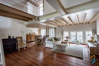 Zeer aangename duplex met uitzonderijk aangenaam terras te koop in het centrum van Geraardsbergen, tegen de markt.Via een brandwerende deur kom je...