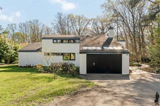 <p><strong>Gerenoveerde vrijstaande woning op uitzonderlijk perceel te Bonheiden.</strong></p>
<p><strong>BESCHRIJVING:<br /></strong>Bent u op zoek naar een<strong> instapklare karaktervolle woning</strong> met 4 slaapkamers, praktische indeling en uitbreidingmogelijkheden te Bonheiden vlakbij Mechelen? Dan is deze woning, die beschikt over een <strong>unieke warme stijl </strong>met <strong>hoogwaardige materialen</strong> beneden en boven (massieve parket, design trapbalustrade op maat, stalen binnendeuren, vrijstaand bad, designradiatoren, natuurlijke elementen...) afgewerkt, zeker wat u zoekt!</p>
<p><strong>INDELING:<br /></strong>De inkomhal verwelkomt u en leidt naar de lichtrijke <strong>leefruimte met open keuken</strong>, gezellige zithoek en eetplaats die uitkijkt op de prachtige tuin. Dankzij de grote glaspartijen geniet de woning van een aangename lichtinval en een ruimtelijk gevoel.<br /><br />Op het gelijkvloers bevinden zich verder <strong>3 volwaardige slaapkamers en een badkamer</strong> uitgerust met douche, ligbad en toilet. Aansluitend aan de keuken vindt u de wasruimte en de garage, beide eveneens bereikbaar via de inkomhal. De woning beschikt bovendien over een praktische kelder (ca. 23 m²), toegankelijk via de garage, ideaal als extra bergruimte.<br /><br />Op de eerste verdieping bevindt zich een hal met vide, momenteel ingericht als bureauruimte. Daarnaast is er een <strong>4<sup>de</sup> slaapkamer met inloopkast </strong>en een aansluitende <strong>badkamer</strong> voorzien van douche, toilet en dubbele lavabo.<br /><br /><strong>Extra troef:<br /></strong>Deze woning biedt bovendien interessante uitbreidingsmogelijkheden. Zo zijn er plannen beschikbaar voor het plaatsen van een carport voor twee wagens en het creëren van een polyvalente ruimte met loungehoek. Dit maakt het pand extra interessant voor wie wonen en werken wil combineren of bijkomende ruimte wenst te realiseren. Ook een bijgebouw is mogelijk.</p>
<p>Voor een gedetailleerde indeling van het pand verwijzen wij u graag door naar de grondplannen op onze website.<br />Wenst u meer info en/of een bezoek ter plaatse, aarzel niet en contacteer onze vastgoedverantwoordelijke via het nummer 015 70 70 00 of mail naar keerbergen@deboerenpartners.be</p>
<p><strong>BIJZONDERHEDEN:</strong><br />- Topligging in Bonheiden nabij Mechelen - Mobiscore: 8,4/10<br />- EPC: 260 kWh/m² - C-Label<br />- Privacy aspect is uniek dankzij het achterliggende perceel en het naastgelegen bos van Natuurpunt<br />- Lichtrijke leefruimte met open keuken met prachtig vergezicht<br />- Tuinpad in innovatieve porazzo, een waterdoorlatende verharding<br />- Verlichting aangelegd in 2025, zowel voor- als achteraan in de tuin<br />- uitbreidingsmogelijkheden (eigen praktijk, tuinkamer/carport etc) = mogelijk en gestaafd incl. vergund verbouwdossier architect)<br />- goede bereikbaarheid en vlotte verbindingsmogelijkheden</p>