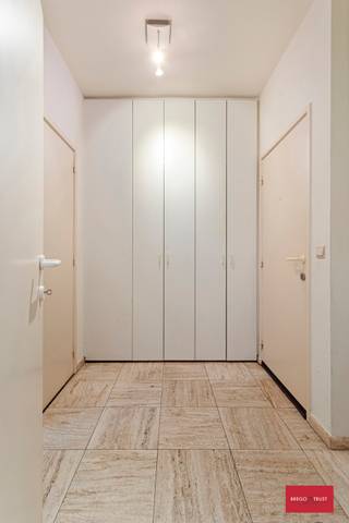 Ruim gelijkvloers appartement in een rustige residentie aan het pleintje in de Driezenstraat. Bestaande uit een ruime living en eetkamer,...