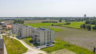 <strong>Welkom aan het nieuwe klokbekererf in Oud-Turnhout: Een nieuwe en doodlopende verkaveling in Oosthoven, grenzend aan uitgestrekte velden. Hier bent u verzekerd van een blijvend, groen en landelijk uitzicht en tegelijkertijd een uitstekende verbinding naar het centrum van Turnhout, Oud-Turnhout en Oosthoven. Langs de achterzijde een vergezicht over de agrarische gebieden tot aan de Turnhoutse Turnova Toren, en langs de voorzijde uitzicht over een groenzone met wadi. Parkeren gebeurt ondergronds, en de verkaveling heeft geen doorgaand verkeer, waardoor u hier geniet van ultieme rust, privacy en ideale zonoriëntaties. Wij bekijken met veel plezier welk appartement ideaal voor u kan zijn, en leiden u graag ter plaatse rond in het modelappartement. </strong><br /><br /><span>Dakappartement B 3.1</span><br />Dit hoek appartement is 108,6m² groot + 11,3m² terras en kent volgende indeling: Inkomhal met gastentoilet en vestiaire. 3 slaapkamers. De badkamer is voorzien van een raam en biedt plaats aan een ligbad, dubbele wastafel en inloopdouche. De leefruimte geniet langs 2 zijden van natuurlijk daglicht en is opgedeeld in een zithoek, eetkamer en leefkeuken, met aansluitende berging. Een schuifraam geeft toegang tot het terras, met ideale west oriëntatie en schitterend uitzicht op de achterliggende velden. <br /><br /><span>Aanbod</span><br />Deze kleinschalige residentie bestaat uit slechts 12 appartementen, met ideale oppervlaktes van 100 m² tot 112 m², allen voorzien van 2 of 3 slaapkamers. Alle terrassen bevinden zich aan de achterzijde, en hebben allemaal hetzelfde schitterende uitzicht en oppervlaktes tot 16m². Sommige appartementen hebben bijkomend nog een 2e terras aan de voorkant. Parkeren gebeurt ondergronds, waar u een ruime keuze heeft uit garages of staanplaatsen met achterliggende (fietsen)berging. De lift bedient uiteraard alle verdiepingen. <br /><br /><span>Technieken</span><br />Hier koopt u een echt "BEN" (Bijna Energie Neutraal) appartement dankzij de nieuwste technieken (individuele warmtepomp,een eigen installatie zonnepanelen van 2.000 Wp, vloerverwarming, ventilatie C, en doorgedreven isolatie (11cm in de vloer, 14cm in de buitenmuur, ...). Dit in combinatie met een tijdloos ontwerp op een toplocatie In Oud-Turnhout, zorgt hier voor een zorgeloze investering in een appartement dat klaar is voor de toekomst. <br /><br /><span>Prijzen</span><br />Prijzen starten vanaf 274.579 EUR voor een appartement van 100 m² met een terras van 15,8 m², exclusief aankoopkosten (BTW &amp; registratierechten). Staanplaatsen met eigen berging of garages zijn te koop vanaf 27.000 EUR, exclusief aankoopkosten. Wij bezorgen u graag een gedetailleerde prijsberekening. <br /><br /><span>Wie is de projectontwikkelaar?<br /></span>Deze nieuwe appartementen zijn een realisatie van RDK (Rik De Keyser), een gevestigd familiebedrijf met meer dan 50 jaar ervaring in het bouwen van duurzame nieuwbouwprojecten. RDK wordt gewaardeerd voor hun degelijke constructie en verfijnde, eigentijdse afwerking. Zij beheren zelf het volledige bouwproces, van ontwerp, tot uitvoering, afwerking en tot slot de oplevering van uw woning. <br /><br />Het ontwerp is naar de hand van TRIAS architecten. Zij hebben bijzonder veel aandacht geschonken aan woonkwaliteit. Zo hebben alle<br />appartementen een ruime, lichte woonkamer met open keuken. Hierbij staan de leefruimtes in direct contact met de terrassen<br /><br /><strong>Aarzel niet om ons te contacteren voor meer informatie over de plannen, het lastenboek of voor een prijsberekening op maat. </strong><br /><strong>Een bezoek op de werf is reeds mogelijk, dus wij leiden u vanzelfsprekend met veel plezier ter plaatse rond in het modelappartement! </strong>