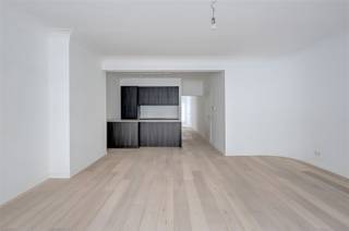  Mise en page- hall d'entrée- toilettes séparées- salon et salle à manger- pièce supplémentaire ; idéale comme bureau ou chambre (12m)-ïcuisine...