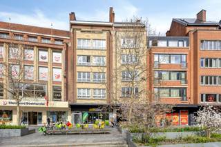Ontdek dit instapklare appartement van ca. 90 m², ideaal gelegen in het bruisende hart van Leuven, met een uniek zicht op de iconische Grote Markt...