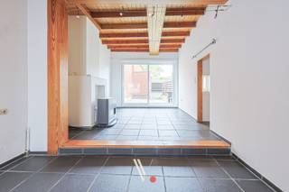 In het centrum van Izegem bevindt zich deze leuke, verrassend ruime woning met een bewoonbare oppervlakte van <strong>132 m²</strong>. Dankzij de conforme elektriciteit en een gunstig EPC-label D zit je hier qua prijs-kwaliteit meer dan goed!<br /><br /><strong>Indeling:</strong>
<ul>
<li><span><strong>Gelijkvloers:</strong> Woonkamer, keuken, badkamer en een gezellige, compacte tuin.</span></li>
<li><span><strong>1ste verdieping:</strong> 3 slaapkamers (2 ruime en 1 kleinere kamer).</span></li>
<li><span><strong>2de verdieping:</strong> Zolder met vaste trap, perfect om te vormen tot een extra slaapkamer.</span><br /> </li>
</ul>
De woning wordt momenteel verwarmd via gaskachels. Een ideale opportuniteit voor jonge starters of slimme investeerders!