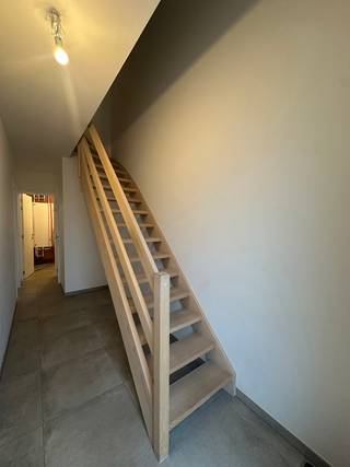 Deze woning is gelegen in het centrum Staden.Op het gelijkvloers is de indeling als volgt: inkomhal met gastentoilet, leefruimte, open geïnstalleerde...