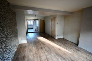 Handelspand + Duplexappartement in centrum Nijlen . Het handelspand van 76 m² op het gelijkvloers omvat een grote raampartij , winkelruimte , keuken...