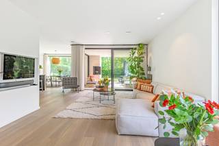 <p>Welkom in jouw nieuwe thuis! Deze parel van een villa is een one-of-a-kind opportunity voor onder meer architectuur liefhebbers. Verscholen in een rustige, doodlopende straat in het geliefde Boechout vormt het groene en landelijke decor de perfecte setting voor deze bijzondere woning.</p>
<p>In 2019 werd dit huis gebouwd met een arendsoog voor stijl én detail. Strakke, kubistische vormen en vloeiende lijnen in de betonvloer zorgen meteen voor een unieke, hoogwaardige sfeer. Diezelfde aandacht voor vormgeving loopt als een rode draad verder doorheen het interieur. Verfijnde materialen, architecturale lijnen en een doordacht ontwerp smelten samen tot een bijzonder geheel.</p>
<p>Je wordt verwelkomd in de inkomhal die praktisch werd voorzien van inmaakkasten, aangrenzend bevindt zich de zonnige, riante leefruimte waar de grote raampartijen en de trendy keuken met kookeiland meteen de show stelen. De look-and-feel straalt bovendien 100 % luxe uit dankzij het gebruik van hoogwaardige materialen. Daarnaast staat deze ruimte in directe verbinding met de indrukwekkende zuidertuin van 270 m² welke zonder enig twijfel één van de favoriete plekjes zal zijn van het huis, waar je in alle privé tot rust kan komen en kinderen vrij kunnen spelen in het groen. Verder beschikt de woning over drie ruime slaapkamers, waarvan één werd voorzien van een ensuite-badkamer met inloopdouche en dubbele lavabo in meubel. Ook de tweede badkamer weet meteen te verrassen met haar uitgesproken high-end uitstraling. Een vrijstaand ligbad en dubbele lavabo creëren hier een wellnesssfeer, terwijl de aansluitende dressing het plaatje helemaal compleet maakt. Het toilet is apart. Tot slot is er nog een aparte wasruimte voorzien, wat het wooncomfort nog een level hoger tilt.</p>
<p>Een thuis die niet alleen met haar unieke karakter weet te verrassen, maar vooral gemaakt is om jarenlang van te genieten.</p>
<p><strong>Technische gegevens: EPC-label A!! </strong>Geïsoleerd dak, muren, centrale verwarming op gas, <strong>zonnepanelen </strong>aanwezig. <strong>Grote droge kelder </strong>voorzien. <strong>Oprit aanwezig! </strong>3 jaar <strong>aansprakelijkheid</strong> van toepassing. <strong> </strong></p>
<p><strong>Stedenbouwkundige inlichtingen en bodemattest in aanvraag. Bevindt zich niet in een risicozone voor overstromingen (P- en G-score A). Renovatieverplichting niet van toepassing.</strong></p>