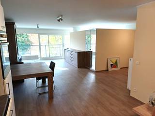 Recent vernieuwd 1-slaapkamer appartement met terras op de 1ste verdieping van Residentie Regenboog.<br />Indeling : inkomhal met vestiaire, apart toilet, recent vernieuwde badkamer met douche en lavabomeubel, leefruimte met zuidgericht terras, recent vernieuwde open keuken met alle voorzieningen (ook vaatwas), berging bij de keuken + kelderberging.<br />Zéér energiezuinig appartement : EPC 137 kWh/m². <br />De voorgevel en de terrassen van Residentie Regenboog werden dit jaar vernieuwd.  Bovendien wordt momenteel door Stad de esplanade vóór Residentie Regenboog heraangelegd (zie ontwerp bij de foto's), wat een meerwaarde zal betekenen voor het appartement.<br />Voor verdere info en/of een bezoek ter plaatse, gelieve Christophe te bellen op 0497/66.19.41