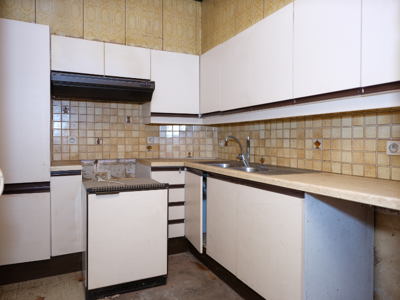 Te renoveren pand met garage en uitweg achteraan vlak bij het station van Ingelmunster - photo 4