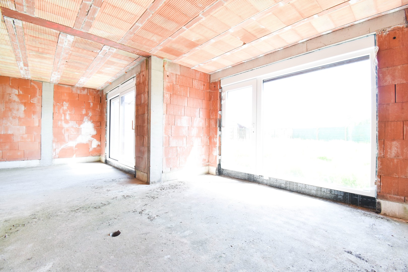 HALF-OPEN CASCO-WONING MET 3 SLPKS, INPANDIGE CARPORT EN ZUID-WEST GERICHTE TUIN - foto 3