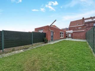 <p>Rustige gelegen woning met enorm veel mogelijkheden. Via de inkomhal betreedt u de gezellige lichtrijke leefruimte met zit- en eethoek, die geniet van aangenaam zicht op de tuin. De keuken biedt toegang tot zowel de kelder als de berging/wasplaats en een apart toilet met extra berging. Buiten is er een zonnige ruime tuin met terras en dubbele garage (sectionale poort) met werkruimte.</p>
<p>Op de eerste verdieping bevinden zich drie volwaardige slaapkamers en een badkamer uitgerust met bad, lavabo en toilet. Via een trapluik bereikt u de ruime, geïsoleerde zolder van ca. 50 m², die tal van uitbreidingsmogelijkheden biedt.</p>
<p>Tot slot beschikt de woning over een voortuin en oprit met parkeerplaats voor meerdere wagens. Een ideale opportuniteit voor wie deze woning naar eigen smaak wil renoveren en het volledige potentieel wenst te benutten.</p>
<p></p>
<p>Extra troeven</p>
<p></p>
<ul>
<li>Ruime alleenstaande garage</li>
<li>Overal reeds vernieuwde ramen</li>
<li>Regenwaterput</li>
<li>Rolluiken</li>
<li>Rustige ligging</li>
<li>Nabij belangrijke invalswegen, school, winkels</li>
</ul>
<p></p>
<p>Deze woning is te koop ZONDER makelaar via het concept van Smart Houses. Wenst u verdere inlichtingen of een bezoek? Contacteer rechtstreeks de eigenaar via 0474/61.83.96.</p>