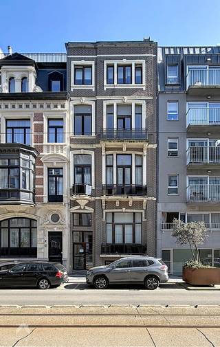 Volledig gerenoveerd appartement, rustig gelegen aan de achterzijde van het gebouw, waar u in alle privacy en comfort kan genieten. Via de inkomhal met praktische berging betreedt u de gezellige leefruimte met zithoek, die meteen een warme en moderne sfeer uitstraalt.<br /><br />De open, volledig geïnstalleerde keuken met zitgelegenheid sluit hier perfect op aan en vormt een stijlvolle en functionele plek om te koken en te ontspannen.<br /><br />De badkamer is hedendaags afgewerkt en voorzien van een inloopdouche, lavabo en toilet. Verder beschikt het appartement over een ruime slaapkamer die garant staat voor rust en comfort.<br /><br />Een ideale opportuniteit voor wie op zoek is naar een instapklaar, trendy appartement op een rustige ligging.<br /><br />Extra troeven<br /><br />
<ul>
<li>energiezuinig (EPC B)</li>
<li>volledig gerenoveerd in 2023</li>
<li>rustig gelegen aan de achterzijde van het gebouw</li>
<li>vlakbij zee en strand</li>
<li>nabij winkels, tramhalte, horeca</li>
<li>instapklaar</li>
</ul>
<br />Deze woning is te koop ZONDER makelaar via het concept van Smart Houses. Wenst u verdere inlichtingen of een bezoek? Contacteer rechtstreeks de eigenaar via 0487/62.59.17