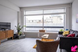 Zeer licht en ruim studio-appartement.<br /><br />Locatie:<br />Op absolute topligging aan het Theaterplein ! <br />Wonen op een toplocatie, maar toch in alle rust? Deze gezellige studio ligt pal in het bruisende stadscentrum van Antwerpen, vlak aan het Theaterplein maar aan de zijkant van het gebouw, dus géén inkijk of straatlawaai.<br />Of je nu student bent, hippe stadsmus of slimme investeerder: hier woon of verhuur je op één van de beste plekjes van t stad:<br /><br />° Koffie op de Graanmarkt<br />° Gezellige markt op zaterdag en zondag (vogeltjesmarkt) voor je deur<br />° Wandelen in de botanische tuin<br />° Avondaperitief op het Mechelseplein...<br /><br />Indeling:<br />Lichtrijke leefruimte met keukenhoek voorzien van kookvuur, dampkap en koelkast. Aparte slaapkamer voorzien van ingemaakte kast. Badkamer met ligbad/douche en toilet. Gelegen op de 4e verdieping, met lift. <br /><br />Bijzonderheden:<br />Momenteel verhuurd aan € 722,41 + 170 euro provisie maandelijkse kosten: incl. water, verwarming en onderhoud lift en gemene delen. Stabiele, stipte huurder. <br />Elektriciteit met eigen meter. <br />EPC score 237 kWh/m². <br />Blanco elektrische keuring.<br />P score A, G score A<br />Stedenbouw in aanvraag