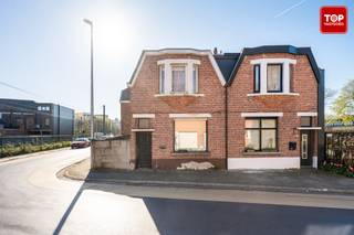 Op zoek naar een woning met potentieel op een uitstekende ligging? Deze centraal gelegen woning biedt tal van mogelijkheden voor zowel eigen bewoning als investering.<br /><br />De woning beschikt over twee volwaardige slaapkamers en een aangename, zongerichte tuin. Binnenin vraagt het pand een opfrissing, wat u de kans geeft om het volledig naar eigen smaak en stijl in te richten.<br /><br />Extra troef: de woning is momenteel verhuurd aan €620/maand, wat ze ook interessant maakt voor investeerders die op zoek zijn naar een onmiddellijk rendement.<br /><br />Dankzij de centrale ligging bevinden winkels, openbaar vervoer en belangrijke invalswegen zich op korte afstand.<br /><br />Contacteer Top Vastgoed op 0475 700 700!