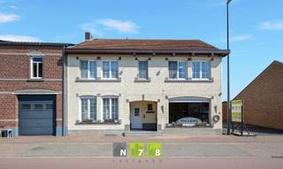 <span><strong>HALFVRIJSTAANDE WONING MET HANDELSRUIMTE EN 5 SLAAPKAMERS OP EEN PERCEEL VAN 11A90CA TE DILSEN-STOKKEM ( ELEN )<br /><br />TROEVEN<br /></strong>- <span>Gelegen in een rustige woonomgeving.<br /></span>- Ruime woning met veel potentieel.<br />- 5 slaapkamers.<br />- EPC-label D : geen renovatieverplichting! <br />- Combinatie wonen en werken mogelijk! Aanwezigheid van een handelsgedeelte van (82m²)! <br />- Ruime tuin aan de achterzijde van de woning.<br />- Veranda met zicht op de achtertuin. <br />- Veel parkeerruimte: garage, dubbele carport,... <br /><strong><br />KELDERVERDIEPING -1<br /></strong>- Kelder 1 (16m²).<strong><br /></strong>- Kelder 2 onder werkhal (44m²).<strong><br /><br />GELIJKVLOERS 00<br /><br /><span>1) WONING:<br /></span><br /></strong>- Inkomhal (9m²): trap naar verdieping 1, tegelvloer. <br />- Woonkamer (33m²): ruimtelijk gevoel door hoge plafonds, doorgang naar de keuken via een prachtige dubbele deur, tegelvloer.</span><br /><span>- Keuken (13m²): ingerichte keuken met combi-oven, vaatwasser, inductiekookplaat, dampkap, koelkast, spoelbak, onder-en bovenkasten, lades, deur naar buiten, tegelvloer.</span><br /><span>- Badkamer (12m²); badmeubel met enkele lavabo, onderkasten, kolomkasten en spiegel; ligbad, aparte douche, aansluiting wasmachine en droogkast, wandbetegeling, tegelvloer.<br />- Toilet (2m²): zittoilet met lavabo, tegelvloer.<br /></span>- Berging (4m²) : CV ruimte, wandbetegeling, tegelvloer.<br /><span>- Sas (2,5m²): tegelvloer.<br />- Hal (7,5m²): doorgang naar handelsgedeelte, tegelvloer.<br />- Veranda (25m²): goede verbinding met tuin, schuifdeur en aparte ingang, tegelvloer. <br /><br /></span><strong><span>2) HANDELSGEDEELTE (82m²): <br /></span><br /></strong>- Winkelruimte (28m²): aparte inkom, ingericht met inbouwkasten, tegelvloer.<br />- Koelcel (10m²): (momenteel niet in gebruik), doorgang naar werkhal, tegelvloer.<br />- Werkhal (44m²): toegang naar tuin, doorgang naar kelder, tegelvloer.<br /><br /><span><strong>VERDIEPING</strong> <strong>+01 </strong></span><br /><span>- Overloop (6m²): trap naar het gelijkvloers en de tweede verdieping, laminaatvloer.<br />- Slaapkamer 1 (24m²): laminaatvloer.<br />- Slaapkamer 2 (18m²): laminaatvloer.<br />- Slaapkamer 3 (12m²): momenteel ingericht als dressing, maatkasten, laminaatvloer.<br />- Slaapkamer 4 (9m²): momenteel ingericht als bureau, laminaatvloer. <br />- Toilet (3m²); ingericht met zittoilet, enkele lavabo met onderkast, kolomkast en spiegelkast, vinylvloer<br /><br /><strong>ZOLDERVERDIEPING</strong> <strong>+02 | </strong>Slaapkamer 5 (35m²): mooi ingerichte zolderkamer met aparte polyvalente ruimte, laminaatvloer. </span><br /><br /><span><strong>EXTERIEUR<br /></strong>- Volledig omheinde tuin. </span><br /><span>- Beklinkerde oprit met elektrische toegangspoort. <br />- Garage met sectionale poort (46m²). <strong><br /></strong>- Dubbele carport. <br />- Schuur 50m². <br /><br /><strong>24 ZONNEPANELEN SINDS 2011 | </strong>In de verkoopprijs zit het volledige zonnepanelensysteem begrepen (zonnepanelen, omvormer, collectoren e.a. toebehoren).<br /><br />Bekijkt u deze advertentie via een aanverwante vastgoedsite, surf dan zeker naar onze website <strong>www.N78vastgoed.be</strong> voor een uitgebreide beschrijving en foto's. <strong>Meer info: +32 (0)89 86 18 88 of info@N78vastgoed.be.</strong></span>
