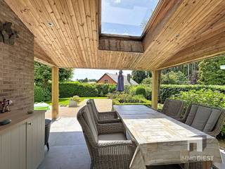 <p><span>Welkom in deze prachtige woning (1997) in een residentiële buurt in Lummen, EPC B, 6a76ca met bewoonbare opp van 220m² </span></p><p><span>Indeling gelijkvloers:</span></p><p><span>Het hart van het huis openbaart zich aan de achterzijde, waar je kan genieten van een overdekte terras met houten balken, dat zicht heeft op een rustgevende aangelegde tuin. </span></p><p><span>Vanuit het overdekt terras is er een schuifraam dat je naar de ruime leefruimte en zithoek begeleidt. De zeer ruime keuken met veel lichtinval biedt evenzeer uitzicht op de zuidgerichte tuin. Een deel van de keuken wordt gebruikt als kantoorruimte. Naast de keuken is er een ruime berging met wasplaats, die uitgeeft op de inpandige garage. De woning wordt verwarmd op aardgas. De vloerverwarming geeft een constante warmtegevoel. Met een extra warmtepomp in de leefruimte kan je extra verwarmen in de winter of koelen in de zomer. </span></p><p><span>Indeling verdieping:</span></p><p><span>De woning telt op de verdieping 4 zeer ruime slaapkamers, (waarvan 1 met airco) een ruime badkamer met douche, ligbad en dubbele lavabo. Er zijn extra mogelijkheden om op zolder 3 extra kamers in te richten. </span></p><p><span>Er is extra opslagruimte in de berging, kelder en zolder, inclusief een gezellige wijnkelder – ideaal voor wijnliefhebbers.</span></p><p><span>Dit is een huis met potentieel, karakter en ruimte – perfect voor (grote) gezinnen die naar een warm thuis zoeken in een rustige residentiële buurt van Lummen.</span></p><p><span>Extra troeven:</span></p><p><span>* EPC B</span></p><p><span>* Ruime inkomhal met mooie betonnen trap</span></p><p><span>* 4 ruime kamers</span></p><p><span>* Ruime badkamer met ligbad, douche en dubbele lavabo</span></p><p><span>* 22 zonnepanelen met certificaten tot 2027</span></p><p><span>* Vloerverwarming gelijkvloers (2014)</span></p><p><span>* Zonneboiler</span></p><p><span>* Airco op gelijkvloers en in masterbedroom  (2025)</span></p><p><span>* Nieuwe plafond en schilderwerken op gelijkvloers (2025)</span></p><p><span>* Nieuw aangelegd terras (2025)</span></p><p><span>* Alarm aanwezig (Luco)</span></p><p><span>* Gescheiden riolering</span></p><p><span>* Tuinhuis</span></p><p><span>* Gelegen in residentiële buurt</span></p><p><span>* Lagere school op 1km </span></p><p><span>* Inpandige garage + extra parkeerplaatsen op de oprit</span></p><p><span>Ben jij op zoek naar een prachtige woning met veel lichtinval, veel ruimte én gelegen in een residentiële buurt?<br />Kom dan zeker deze parel in Lummen ontdekken. Je zal aangenaam verrast zijn!</span></p><p><span>Contacteer ons voor een bezoek op 013 31 25 22 of mail <span>wendy@immodiest.be</span></span></p><p><span>We helpen je met een glimlach verder op zoek naar jouw nieuwe thuis.</span></p><p><span>In afwachting van het bezoek kan je alvast de virtuele tour bekijken.</span></p><p><span> </span></p><p><span> </span></p>