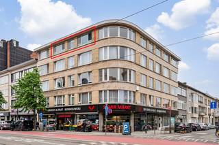 Ontdek dit gezellig en lichtrijk appartement op de 4de verdieping, ideaal gelegen in het bruisende Borgerhout, op wandelafstand van winkels, diensten en zorgvoorzieningen.<br /><br /><em>Het appartement wordt huidig verhuurd.</em><br /><br />Bij het binnenkomen wordt u verwelkomd in een praktische inkomhal die toegang biedt tot de verschillende ruimtes.<br />De ruime en lichtrijke woonkamer vormt het hart van het appartement en biedt een aangename leefomgeving met veel natuurlijk licht.<br />De geïnstalleerde keuken is functioneel ingericht en voorzien van de nodige toestellen om comfortabel te koken. Verder beschikt het appartement over één volwaardige slaapkamer en een badkamer uitgerust met een ligbad, perfect om tot rust te komen na een drukke dag.<br /><br />Er is ook een privatieve kelderberging aanwezig.<br /><br />Dit appartement is ideaal voor starters, alleenstaanden of als investering.<br /><br />Heeft u interesse of vragen? Contacteer ons via jeffrey@jurimmo.be of +32 474 04 13 26
