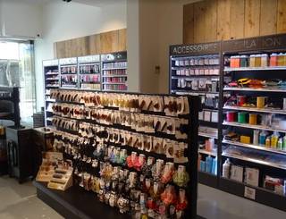 Op zoek naar een commerciële toplocatie in het centrum van Mechelen? Dit handelsgelijkvloers van ca. 111 m² biedt je alle troeven om jouw zaak te laten bloeien.
Gelegen in de charmante Geitestraat, tussen de levendige Bruul en de prestigieuze Ijzerenleen, geniet je hier van een uitstekende passage en zichtbaarheid. Het pand bevindt zich in een gezellige winkelomgeving waar zowel lokale bewoners als bezoekers graag vertoeven.
Troeven: 
• Ruime oppervlakte van ca. 111 m².
• Centrale ligging met veel passage.
• Ideaal voor winkel, showroom of kantoorruimte.
Huurvoorwaarden De maandelijkse huurprijs bedraagt € 2.000 exclusief onroerende voorheffing.
Benieuwd naar dit bedrijfsvastgoed te huur in Mechelen? Contacteer ons via info@immodelestre.be of bel 054 33 62 52. Meer info vind je op www.immodelestre.be.





