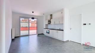 TREVI La Propriété vous propose à la location ce magnifique penthouse situé au 4ᵉ étage d'une résidence à Charleroi. Ce bien rare et très recherché offre un cadre de vie agréable et lumineux. Il se compose d'une chambre, d'un spacieux séjour avec cuisine ouverte entièrement équipée, d'une salle de bains, d'un WC séparé ainsi que d'une buanderie. Son véritable atout est sa superbe terrasse de 30 m², idéale pour profiter des beaux jours en toute intimité.Idéalement situé, l'appartement bénéficie d'un emplacement privilégié à proximité immédiate des commerces, des transports en commun, des écoles et de toutes les commodités, garantissant un confort de vie optimal.Le loyer est fixé à 840 €/mois, avec une provision de 150 €/mois de charges couvrant les charges communes de l'immeuble. Les consommations d'eau, de gaz et d'électricité sont reprises sur compteurs individuels et restent à charge du locataire.Une opportunité rare sur le marché locatif. Disponible à la location. Pour toute information complémentaire ou pour organiser une visite, contactez TREVI La Propriété au 071/33.37.69 ou envoyé votre candidature sur l'adresse email : info@lapropriete.be