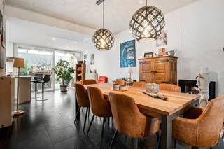 Deze centraal gelegen woning, in een rustige doodlopende straat, ligt op wandelafstand van het bruisende stadscentrum van Lier.<br /><br />Bij het binnenkomen word je verwelkomd in een gezellige, lichtrijke woonkamer met open keuken. Deze is uitgerust met alle nodige toestellen met name een Amerikaanse koelkast, combi-oven, Smeg vuur, spoelbak en vaatwasser. <br />Verder is er naast de keuken een praktische berging met aansluiting voor wasmachine en droogkast. Het gelijkvloers heeft tevens een apart toilet.<br /><br />De woning beschikt verder over 3 comfortabele slaapkamers (14m²/10m²/4m²) en een praktische badkamer.<br />De badkamer is voorzien van een bad, douche, handenwasser en toilet.<br /><br />Bijkomend is er een kelder (8m²) en een zolder (18m²) die perfect dienstdoet als extra opslagruimte.<br /><br />De aangename tuin met terras is Zuidwest gericht,  waar het aangenaam vertoeven is tijdens de zomermaanden.<br /><br />Tot slot heeft deze woning een privatieve oprit.<br /><br />Kortom, een aangename functionele woning op een toplocatie!<br /><br />Pluspunten:<br />+ Gunstige doch rustige ligging<br />+ 3 Slaapkamers<br />+ Open keuken<br />+ Zolder<br />+ Kelder<br />+ EPC label C<br />+ Leuke tuin<br />+ Privatieve oprit<br /><br />Interesse in deze centraal gelegen woning met leuke stadstuin? Neem dan contact op met VB Vastgoed via het nummer 03 337 50 70 of per mail via info@vbvastgoed.be.