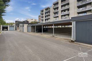 Op zoek naar een veilige en praktische parkeeroplossing in Ieper?<br /><br />Aan de gegeerde Westkaai bieden wij deze carport met laadpaal te koop aan. Dankzij de centrale ligging bevindt u zich op korte afstand van het stadscentrum, de jachthaven en de belangrijkste invalswegen.<br /><br />De aanwezige laadpaal vormt een extra troef voor eigenaars van een elektrische of hybride wagen en maakt deze parkeerplaats helemaal klaar voor de toekomst.<br /><br />Troeven:<br />- Overdekte autostaanplaats<br />- Voorzien van laadpaal<br />- Centrale ligging aan de Westkaai<br />- Vlotte bereikbaarheid<br />- Ideaal voor eigen gebruik of als investering<br />- Geen parkeerzoektocht meer en uw wagen steeds comfortabel én overdekt binnen handbereik.<br /><br />Interesse? Contacteer Home Hunters voor meer informatie.