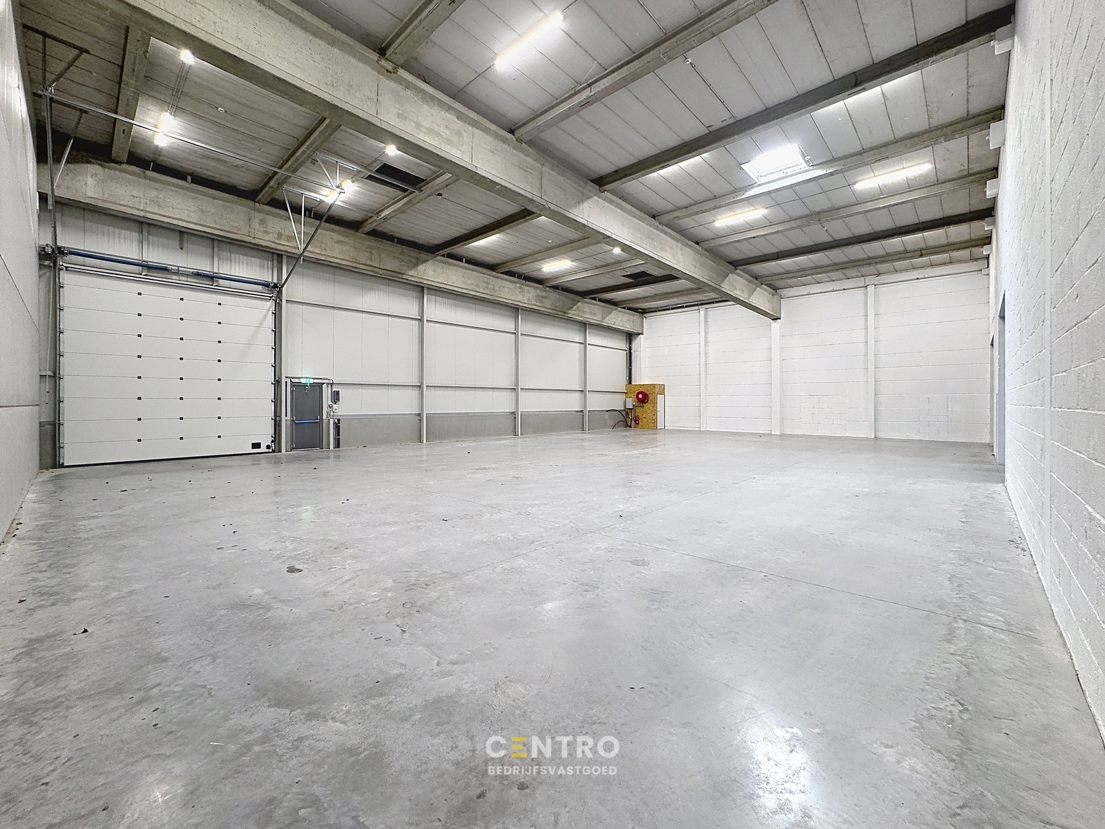 NB KMO-UNIT (411.55m²) te koop met 2 private parkeerplaatsen voor de deur, elektrische sectionaalpoort en sanitair blok op industriezone "Herdersbrug" te 8000 Brugge - photo 4
