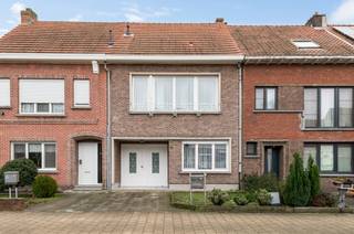 Een verborgen parel waar rust en thuisgevoel samenkomen<br /><br />Op een unieke plek in Kapellen, op wandelafstand van het centrum en toch verscholen in alle rust, ligt deze woning die meteen aanvoelt als een plek waar geleefd kan worden. Een huis met een ziel, klaar om met zorg en liefde omgevormd te worden tot een warme thuis.<br /><br />De ruime keuken vormt het hart van de woning en sluit aan op de veranda, waar u uitkijkt op de tuin en elk seizoen van het buitenleven geniet. Achteraan wacht een uitzonderlijk grote, groene tuin — volledig omsloten, zonder inkijk en met een zeldzame rust die u hier niet zou verwachten. Een plek voor lange zomeravonden, spelende kinderen, een boek in de zon of gewoon… stilte.<br /><br />Op de eerste verdieping bevinden zich twee ruime slaapkamers en een volwaardige badkamer, ideaal voor koppels of jonge gezinnen die op zoek zijn naar comfort en geborgenheid. <br />De zolderverdieping biedt bovendien nog extra mogelijkheden om dromen waar te maken: een extra slaapkamer, hobbyruimte of een rustige thuiswerkplek.<br /><br />Op het gelijkvloers zorgt de inpandige garage/berging voor extra gemak, perfect voor fietsen, opslag en wasvoorzieningen — praktisch en uit het zicht.<br /><br />Een grote troef is de vrijheid die deze woning biedt: renoveer volledig op uw eigen tempo, zonder renovatieplicht, en maak van dit huis stap voor stap uw persoonlijke thuis.<br /><br />Hier woont u rustig en residentieel, maar toch vlak bij winkels, scholen en openbaar vervoer.<br />Een plek waar u niet alleen woont, maar écht leeft.<br /><br />Contacteer NEON VASTGOED voor meer info of een bezoek ter plaatse !