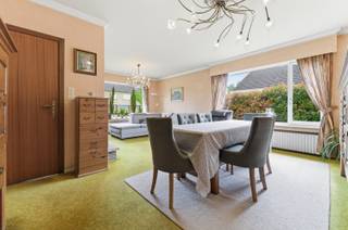 <br /><br />Deze op te frissen woning is gelegen in de Kastanjelaan, op een vlotte locatie dichtbij winkels, scholen en andere voorzieningen. <br /><br />Indeling: <br />Via de inkomhal kom je in de gezellige leefruimte. Aansluitend bevindt zich de ingerichte keuken met een praktische bergruimte en aansluiting voor de wasmachine en droogkast. Verder beschikt de woning over een apart toilet, een badkamer en 3 slaapkamers op het gelijkvloers. De zolderverdieping biedt bovendien nog een tal van mogelijkheden om extra kamers of hobbyruimte te creëren. <br /><br />Tot slot geniet je van een garage met sectionale poort en een volledig afgesloten, onderhoudsvriendelijke tuin. <br /><br />Troeven: 
<ul><li>Centrum Veurne </li><li>Mogelijkheid om extra kamers of hobbyruimte te creëren </li><li>Aangename tuin</li></ul>
 <br />Interesse? Contacteer ons via 058 31 58 58 of via hanne.huyghe@era.be <br />