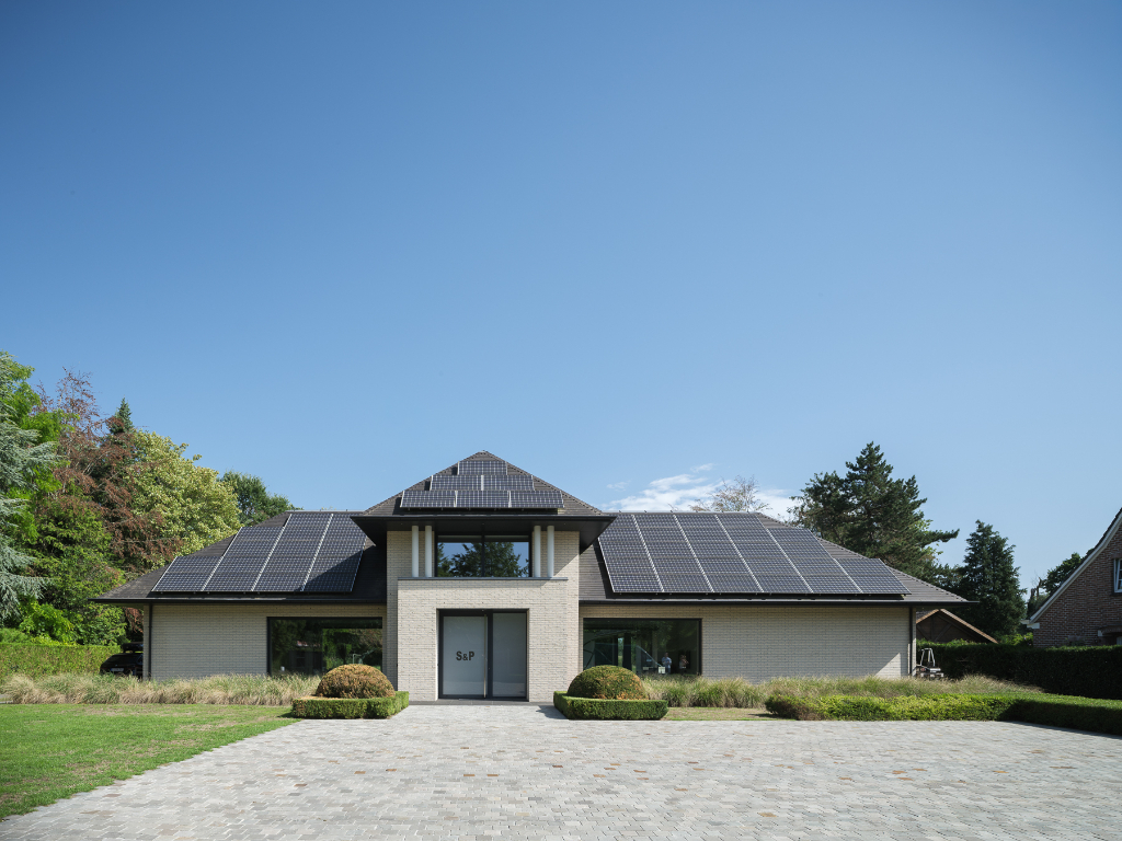 Imposante villa (BJ 2015) met onder meer een buitenzwembad en een sfeervol ingericht bijgebouw met sauna - photo 4
