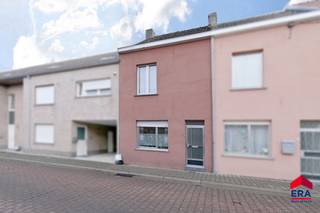 <p>In het hart van Eeklo, op wandelafstand van het station, scholen, openbaar vervoer en het mooie stadspark, bevindt zich deze woning met bijzonder veel mogelijkheden. Dankzij de centrale ligging geniet je hier van alle dagelijkse voorzieningen binnen handbereik, terwijl je toch rustig woont in een charmante straat.</p>

<p>De woning bestaat uit een lichtrijke leefruimte die toegang geeft naar de keuken met achterliggend de charmante stadskoer en bergplaats. Op de eerste verdieping vind je twee volwaardige slaapkamers en de badkamer. Via de vaste trap bereik je de zolderverdieping, waar eenvoudig een extra kamer kan worden ingericht. Het huis vraagt om een nieuwe eigenaar met zin om het geheel naar eigen smaak en comfort af te werken.</p>

<p><strong>Troeven op een rij:</strong></p>

<ul><li><strong>Topligging in hartje Eeklo</strong></li><li><strong>Vlakbij station, park, school en openbaar vervoer</strong></li><li><strong>Vaste trap naar ruime zolder met mogelijkheid om een extra kamer ­in te richten</strong></li><li><strong>Veel potentieel voor wie graag een woning volledig naar eigen wens wil aanpakken</strong></li></ul>
Era Thuis zorgt voor uw huis! Grijp nu je kans!