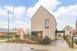 Matexi bouwt aan de gloednieuwe woonbuurt 'Scharent' met 14 open nieuwbouwwoningen langsheen een buurttuin. Elke woning beschikt over 3 slaapkamers en een eigen tuin. Zo heb jij alle (groene) ruimte om te genieten van het leven. <br /><br /><strong>Lot 1 </strong>is een kijkwoning en volledig afgewerkt, incl. schilderwerken. Volledig instapklaar, inclusief carport en fietsberging.<br /><br />De ruime woningen beschikken over voldoende opbergruimtes om gerief in kwijt te geraken. Daarnaast wordt er ruimte voor een bureau voorzien. Ideaal voor wie af en toe eens telewerkt! Nood aan een extra atelierruimte, slaapkamer of iets anders? In de optioneel inrichtbare zolder worden je dromen werkelijkheid. Interesse? Neem snel contact op voor alle gedetailleerde info.