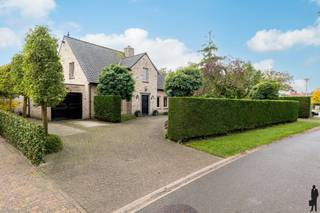 <strong>Instapklare vrijstaande woning gelegen op een perceel van circa 1.000m² met vrij uitzicht aan de achterzijde.<br />De woning van bouwjaar 1999 heeft o.a 3 slaapkamers ,werkkamer en lichte woonruimtes. <br />De woning is energiezuinig met zijn zonnepanelen en thuisbatterij.<br />De woning is uniek gelegen in een rustige en groene omgeving nabij natuurgebieden en de Nederlandse grens.<br /></strong><br /><span>Gelijkvloers</span><br /><span>U betreedt de woning via de ruime hal met garderobe, trapopgang en gastentoilet. <br />Vanuit de hal komt u in de ruime woonkamer met zicht op de tuin en voorzien van een natuurstenen vloer en een gezellige houtkachel met ventilatie. Aan de tuinzijde zijn er 2 dubbele openslaande tuindeuren waardoor er veel lichtinval is.</span><br />De aangrenzende keuken is voorzien van luxe keukeninrichting met de nodige kwaliteitsapparatuur en er is een praktische berging/bijkeuken.<br />In de keuken is er ruimte voor een eettafel waarvan u kan genieten van uitzicht over de tuin.<br /><br /><span>Eerste verdieping</span><br /><span>De vaste trap in de hal brengt u naar de eerste verdieping. De eerste verdieping is voorzien van een natuursteen vloer.<br />De overloop geeft toegang tot de drie ruime slaapkamers en een dressing. <br /></span>De badkamer is ruim en is voorzien van een ligbad, douche, dubbele wastafel en toilet. In de badkamer is vloerverwarming aanwezig.<br /><br />Tweede verdieping<br />Via een vlizo trap te bereiken ruime bergzolder. De zolder vloer is extra geisoleerd.<br /><br />Garage<br />Compacte garage/berging te bereiken via een deur aan de zijkant of via de garagepoort.<br /><br /><span>Buitengebeuren</span><br /><span>De aangename fraai aangelegde achtertuin heeft een fijn terras en grenst aan weilanden dus geniet u van vrij uitzicht en geen achterburen.</span><br /><span>De voortuin is aangelegd en heeft een oprit voor het huis voor meerdere auto's.<br /></span>In de tuin is er een praktische berging voor het tuingereedschap.<br /><br /><span>Bijzonderheden</span><br /><span>- Bouwjaar 1999</span><br /><span>- energielabel B</span><br /><span>- HR ketel op aardgas<br />-vloerverwarming op de begane grond.</span><br /><span>- zonnepanelen en thuisbatterij.<br /></span>-electrische zonneschermen over de volle breedte. <br />-horren in alle ramen<br />-buitenschilderwerk in 2024 gedaan.<br /><span>- Groene en rustige omgeving nabij landgoed Nieuwkerk en Ooievaarsnest.</span><br /><br /><br />https://tour.giraffe360.com/208f3d58618d4c37b1dbe3ac5b08ed83/