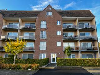 Harelbeke: appartement te huur met 2 slaapkamers.Indeling: woonkamer, open keuken, berging, 2 slaapkamers, badkamer met bad/douche en dubbele...