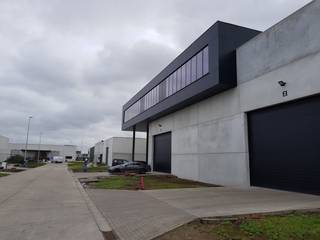 Kantoor (450 m²) te huur. Afwerking op maat van de klant bespreekbaar. Indeling:- Gelijkvloerse ontvangstruimte met sanitair (50 m²)- Vergaderzaal op eerste verdiep (30 m²)- Bureeloppervlakte (370 m²) met schitterende vergezichten.Onroerende voorheffing ten laste van de huurder.Aarzel zeker niet ons te contacteren indien dit bedrijfsvastgoed bestaande uit een casco kantoor te huur in Zwevezele u mogelijks kan interesseren.