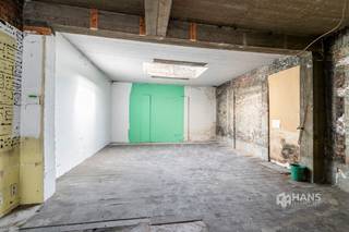 <p><span>Diksmuidelaan 208 - Berchem</span></p><p><span> </span></p><p><span>Handelsgelijkvloers (86 m²) met mogelijkheden in Berchem</span></p><p><span>Op de Diksmuidelaan in Berchem bevindt zich dit handelsgelijkvloers met een oppervlakte van 86 m². De centrale ligging maakt dat het vlot vlot bereikbaar is met de auto en het openbaar vervoer. Het pand wordt casco afgeleverd, waardoor je de ruimte volledig naar eigen wens en volgens de noden van jouw zaak kan inrichten.</span></p><p><span>Het dak werd reeds conform geïsoleerd met 10 cm PIR en de elektriciteit zal conform afgeleverd worden. Verder beschikt het pand over aluminium ramen met enkele en dubbele beglazing en elektrische verwarming.</span></p><p><span>Troeven:<br /></span><span>- </span><span>Oppervlakte van 86 m²<br /></span><span>- </span><span>Casco afwerking – volledig naar eigen wens in te vullen<br /></span><span>- </span><span>Dak conform geïsoleerd (10 cm PIR)<br /></span><span>- </span><span>Elektriciteit conform bij oplevering<br /></span><span>- </span><span>Elektrische verwarming<br /></span><span>- </span><span>Uitstekende ligging</span></p><p><span>Ben je op zoek naar een handelsruimte die je volledig naar eigen smaak kan afwerken? Mis deze kans niet!Bewoonbare opp. 68 m² ref.: bruto vloeropp. EPC-certificaat. Voor meer info of een gratis schatting surf naar www.hansimmo.be</span></p><p><span> </span></p>