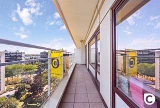 <p><span>Lichtrijk 1-slaapkamerappartement met groot terras op de 12e verdieping! </span></p><p><span>Bent u op zoek naar een praktisch ingedeeld appartement op een fantastische hoogte? Dit gezellige 1-slaapkamerappartement van ca. 60 m² bevindt zich op de 12e én bovenste verdieping van een verzorgd gebouw met lift. Dankzij de hoge ligging geniet u hier van een heerlijke lichtinval en een vrij, panoramisch uitzicht over de omgeving. Met vernieuwde ramen (2023), een gunstig EPC B-label en een oplevering per 31 december, biedt dit pand een uitstekende basis voor een fijne eigen thuis of een slimme vastgoedinvestering!</span></p><p><span> </span></p><p><span>Leefruimte & Halfopen keuken</span></p><p><span>Bij binnenkomst stapt u in een ruime en lichtrijke leefruimte waar het aangenaam vertoeven is. De muur naar de keuken werd opengemaakt, wat zorgt voor een fijn, open gevoel en een vloeiende verbinding tussen koken en wonen. De halfopen keuken is functioneel ingericht en uitgerust met de nodige basisvoorzieningen, waaronder een elektrisch kookvuur, dampkap, oven, ijskast en diepvriezer.</span></p><p><span> </span></p><p><span>Slaapkamer & Badkamer</span></p><p><span>Het appartement beschikt over een rustige, volwaardige slaapkamer. De badkamer is praktisch ingericht en voorzien van een comfortabele douche en een lavabomeubel. In de hal bevindt zich bovendien een apart toilet.</span></p><p><span> </span></p><p><span>Riant terras (15 m²) & Kelder</span></p><p><span>Een absolute troef van de woning is het ruime terras van maar liefst ca. 15 m². Hier kan u genieten van de frisse lucht en het uitzicht op hoogte. Inbegrepen in de prijs is een private kelderberging voor extra opbergruimte.</span></p><p><span> </span></p><p><span>De highlights op een rij:</span></p><p><span>- Topverdieping (12e): Bovenste verdieping met een heerlijk vrij uitzicht en veel lichtinval.</span></p><p><span>- Energiezuinig: Gunstig EPC B-label én ramen recent vernieuwd in 2023.</span></p><p><span>- Riant terras: Maar liefst ca. 15 m² buitenruimte om volop van de hoogte te genieten.</span></p><p><span>- Ruimtelijke indeling: Ca. 60 m² bewoonbare oppervlakte met halfopen keuken.</span></p><p><span>- Praktisch: Aparte kelderberging inbegrepen.</span></p><p><span>- Beschikbaarheid: Vrij van oplevering per 31/12/2026.</span></p><p><span> </span></p><p><span>Kortom: een betaalbaar en comfortabel appartement op een fijne hoogte met uitstekende troeven. Neem snel contact op voor meer informatie of een bezoek!</span></p>