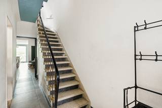 Zeer centraal gelegen woning aan de Boomsestraat, tussen Boom en Niel-centrum, grenzend aan natuurgebied.  Dit huis bevindt zich op wandelafstand van enkele winkels en het openbaar vervoer.  De oprit van de A12 Antwerpen-Brussel ligt op slechts enkele minuten rijden, ideaal voor woon-werkverkeer.  Zeer rustige en aangename woonomgeving!  <br /><br />De indeling van dit huis is als volgende: -1: volledige onderkeldering op stahoogte met berging en keuken; GLVL: een inkomhall, een apart toilet, een woonkamer en een modern ingerichte keuken; 1eV: een traphall, 2 slaapkamers en een wasplaats; 2eV: een nachthall, een nieuw ingerichte badkamer met toilet en 2 slaapkamers.  Er is parkeergelegenheid in de eigen inpandige garage voor een kleine wagen.  Verder is er nog een zongerichte tuin met uitweg.<br /><br />Dit eigendom werd steeds goed onderhouden.  Mits enige afwerkingen wordt ze helemaal instapklaar!  12 zonnepanelen + thuisbatterij 5Kw aanwezig. Het dak is geïsoleerd. <br /><br />Voor meer informatie of een afspraak ter plaatse, kan u ons contacteren via 03 459 99 99 of info@leximmo.be!