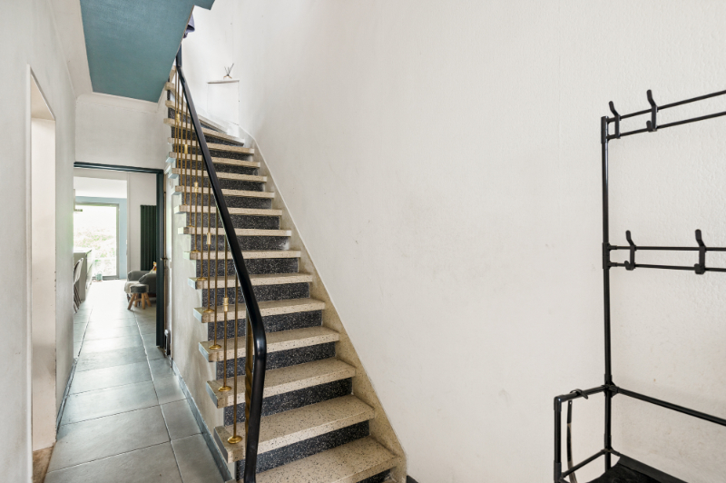 Centraal gelegen rijwoning met 4 SLK, garage en Z-tuin - foto 3