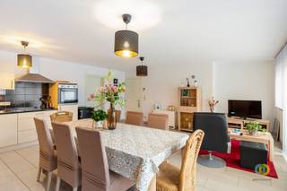 <p><span>Découvrez cet agréable appartement deux chambres, situé au premier étage d’un petit immeuble bien entretenu avec ascenseur, à proximité du centre de Vilvorde. Dès votre entrée, vous accédez directement à un spacieux espace de vie de 36 m², réunissant la salle à manger, le salon et la cuisine dans une seule pièce ouverte et conviviale. La cuisine est partiellement équipée ; le lave-vaisselle et le réfrigérateur ne sont pas présents. En poursuivant vers le hall de nuit, vous trouverez la salle de bains équipée d’une douche, d’un double lavabo, d’un WC ainsi que des raccordements prévus pour une machine à laver et un sèche-linge. Le hall de nuit dispose également d’un espace de rangement pratique et donne accès aux deux chambres de respectivement 14,5 m² et 10 m². La plus petite chambre donne accès à la terrasse, où se trouve également un espace de rangement supplémentaire. Les charges/provisions mensuelles s’élèvent à 70 € (20 € pour les parties communes et 50 € de provision pour la consommation d’eau). Situé dans un petit immeuble agréable et bien entretenu, à proximité du centre de Vilvorde, cet appartement est idéal pour ceux qui souhaitent profiter des avantages de la ville tout en vivant dans un quartier calme. Pour plus d’informations ou pour organiser une visite, n’hésitez pas à nous contacter.</span></p><p><span> </span></p>