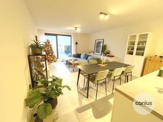 <p><span>RECENT APPARTEMENT IN HARTJE HASSELT MET 1 SLK + TERRAS & PARKING</span></p><p><span> </span></p><p><span>Op wandelafstand van het stadscentrum van Hasselt, Hoofdstad van de Smaak treffen wij residentie Mosa aan. Ideaal voor iemand die wil genieten van het bruisende stadscentrum. In de directe omgeving treffen wij lokale handelaars aan. Tevens bevinden wij ons op wandelafstand van verschillende parken, het Cultureel centrum, … Ook kunnen wij een goede bereikbaarheid garanderen door de ligging nabij openbaar vervoer en invalswegen zoals de kleine en de grote ring waardoor wij ons vlot kunnen verplaatsen. </span></p><p><span> </span></p><p><span>Appartement 1.4 is gelegen op de eerste verdieping. De indeling is als volgt: inkomhal, afzonderlijk toilet, leefruimte bestaande uit een zit- en eethoek, volledig geïnstalleerde keuken, berging, badkamer, slaapkamer + terras.</span></p><p><span>Bij het appartement dient men verplicht een autostaanplaats (35.000,00) en een kelderberging (6.000,00 euro) aan te kopen. </span></p><p><span> </span></p><p><span>Momenteel is het appartement verhuurd, ideaal als investering of om zelf te wonen.</span></p><p><span> </span></p><p><span>TROEVEN</span></p><p><span>+ Aangename buitenruimtes </span></p><p><span>+ Gunstige ligging in hartje Hasselt </span></p><p><span>+ Parkeergelegenheid voor wagen & fiets</span></p><p><span>+ Energiezuinig appartementen voorzien van hedendaagse technieken (zonnepanelen, warmtepomp, …). </span></p><p><span> </span></p><p><span>Net als ons overtuigd van de vele voordelen van residentie Mosa? Neem gerust contact op met één van onze medewerkers via 078 78 30 39 of <span>info@canius.be</span></span><span> </span></p><p><span> </span></p><p><span>De vermelde oppervlaktes zijn slechts een indicatie. Canius Real Estate kan niet verantwoordelijk gesteld worden voor de juistheid van de door zijn verstrekte gegevens.</span></p><p><span> </span></p><p><span> </span></p>