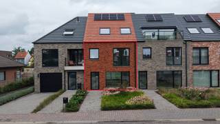 De woning 130 m² bestaat op het gelijkvloers uit een ruime leefruimte, die via een grote schuifraam uitgeeft op de tuin. Verder heeft men een aparte keuken, berging en gastentoilet. De verdieping is ingedeeld in 3 slaapkamers van respectievelijk 13 m², 11m² en 8 m², gastentoilet en badkamer. <br /><br />Extra troef is de zeer ruime garage 36 m² (inbegrepen in de prijs) in de kelderverdieping, die rechtstreeks toegang heeft tot de woning en nog ruimte biedt voor fietsen en dergelijke te stallen. Verder heeft het een mooie ruime tuin van 107 m² en is het zeer energiezuinig (E-peil E30).<br /><br />De woning is volledig af te werken naar eigen smaak aan de hand van het lastenboek (inbegrepen in de prijs). <br /><br />Verkoop mogelijk onder 6% BTW !<br /><br />Plan snel uw bezoek in via 03/309.00.00 of www.immovdl.be