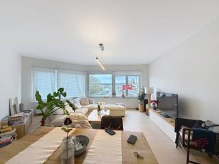 NEDER-OVER-HEEMBEEK: Dicht bij het Koninklijk Park en het Heembeekpark, evenals alle voorzieningen, mooi appartement met 1 slaapkamer van ±69 m².Op...