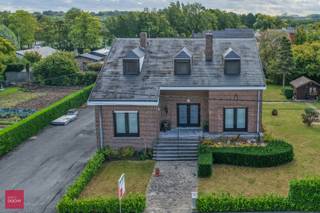 Woning bestaande uit: Inkomhal, toilet, living in L-vorm met open haard, ruime keuken, 3 slaapkamers, bureel, badkamer, inpandige garage,...