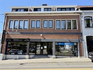 Située à seulement quelques pas de la gare de La Hulpe et de son centre, juste en face de la pharmacie Familia, une belle surface commerciale de +-...