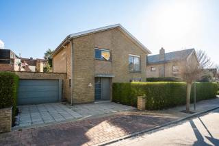 Bent u op zoek naar een lichtrijke woning met karakter, ruimte en een uitstekende ligging? Dan is deze woning precies wat u zoekt. Hier woont u...